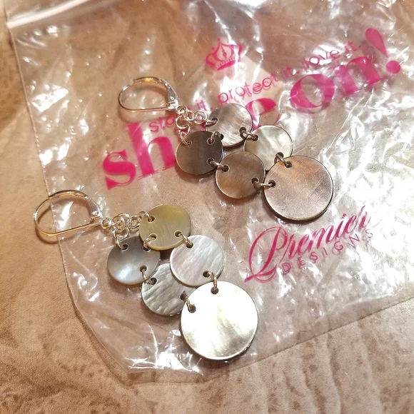 NEW Premier Designs Mother of Pearl Disc Dangle Earrings - Picture 2 of 5